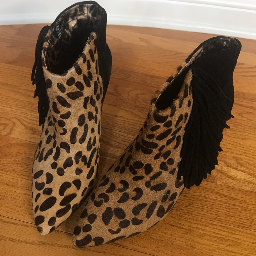 Betsey Johnson Leopard heeled booties Womens s 8.5
